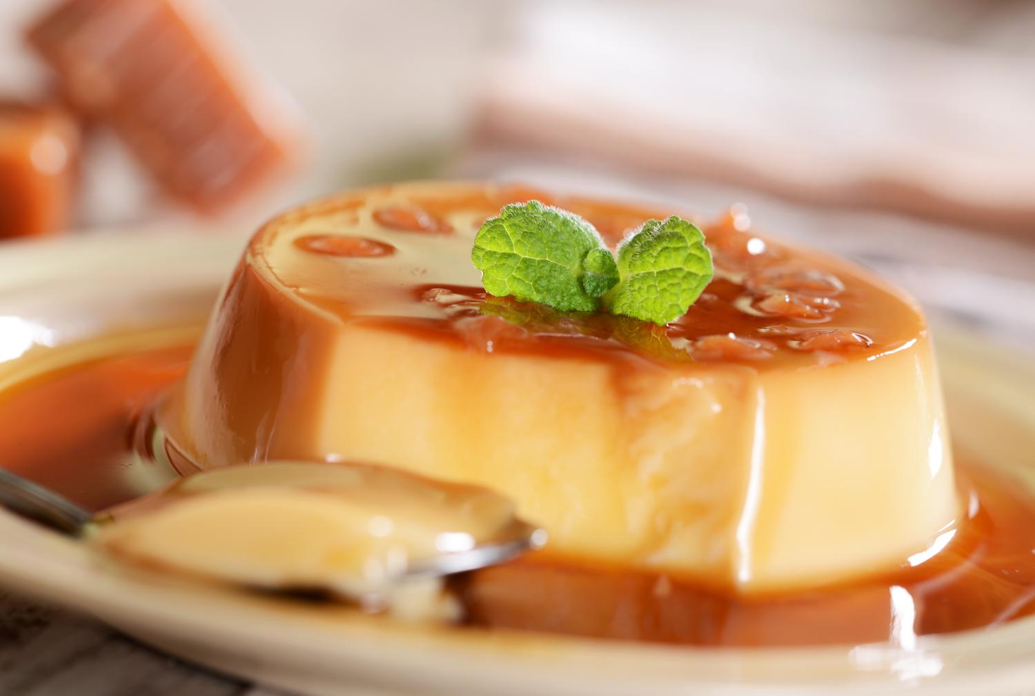 Panna cotta cu sos caramel