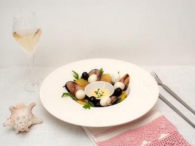 Aperitiv din macrou afumat cartofi oua de prepelita cu maioneza din lime si reductie din Cabernet