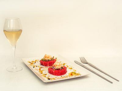Salata de creveti cu maioneza de citrice,  pe pat de grapefruit roz si mix de alune si fructe confiate