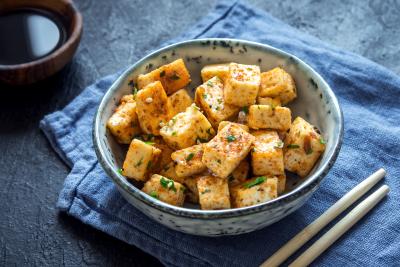 Tofu tras la tigaie cu semințe de susan, usturoi și ceapă verde
