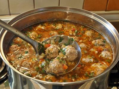 Ciorba munteneasca de perisoare din carne de porc