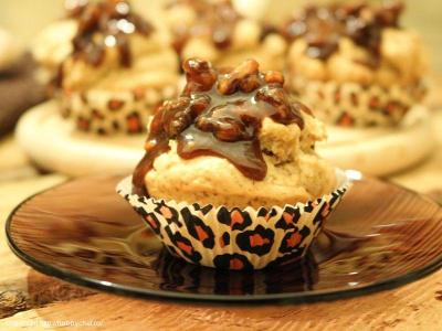 Muffins cu unt de arahide si sos pralinat